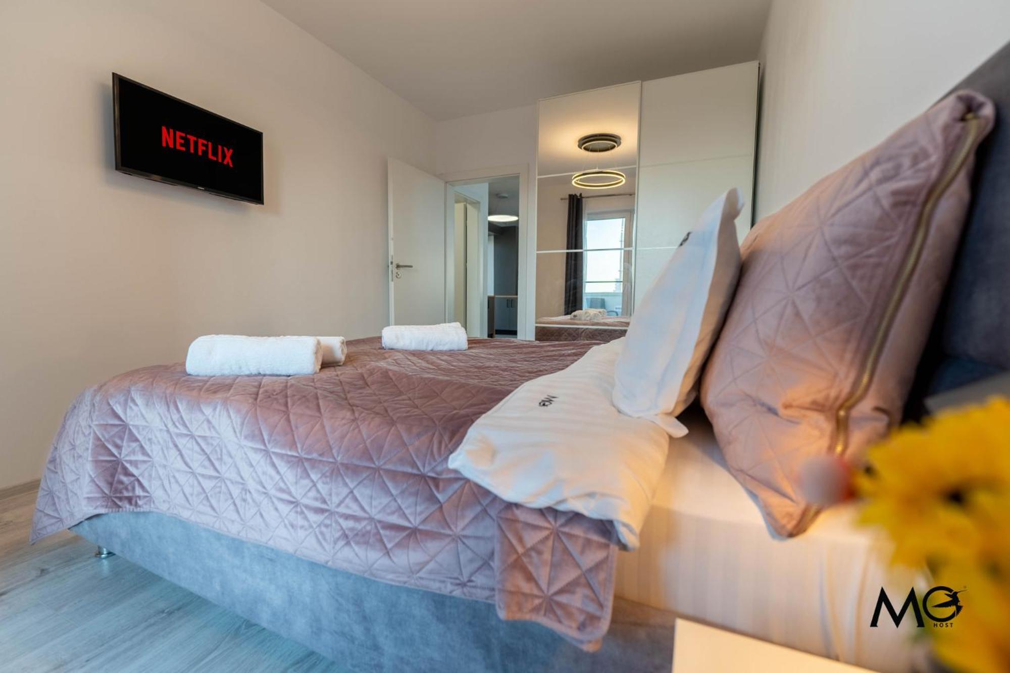 Mohost Pink - Luxurious Mountain View Retreat דירה בראשוב